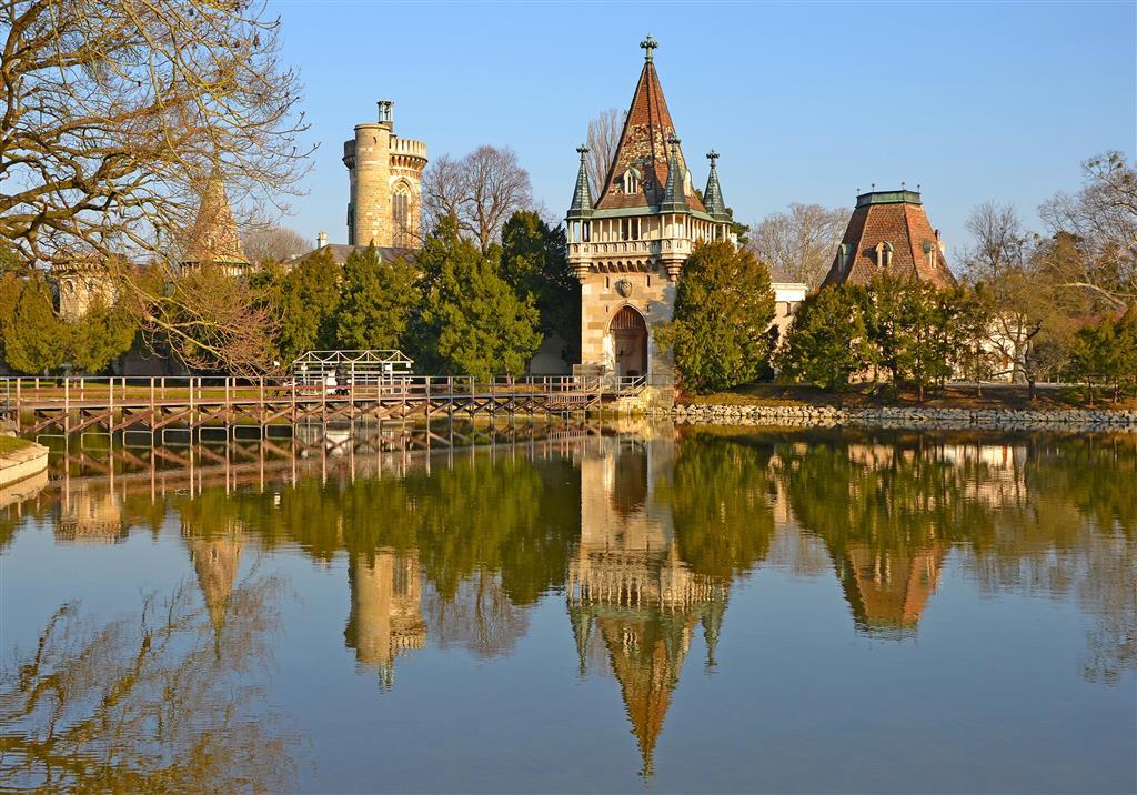 Kouzelný zámek Laxenburg, čokoládovna a plavba po podzemním jezeře