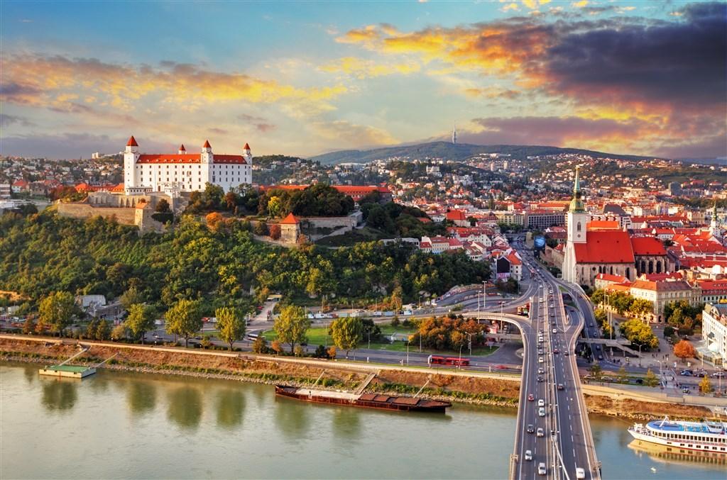 Bratislava s plavbou na hrad Děvín
