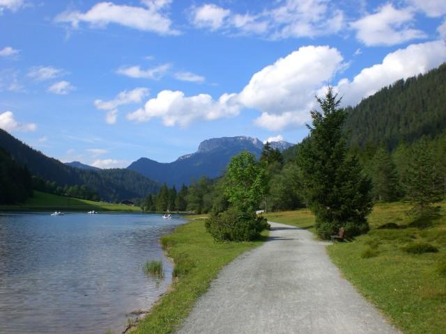 Z Weissbachu kolem jezera Pillersee u St. Ulrichu do Loferu