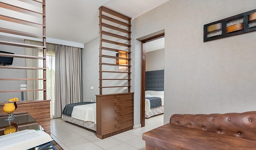 hotel-atrium-room-201-03.jpg