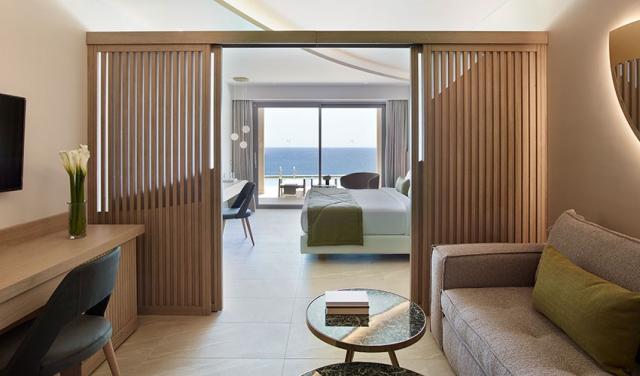 Premier-Suite-Swim-Up-Sea-View-(1).jpg