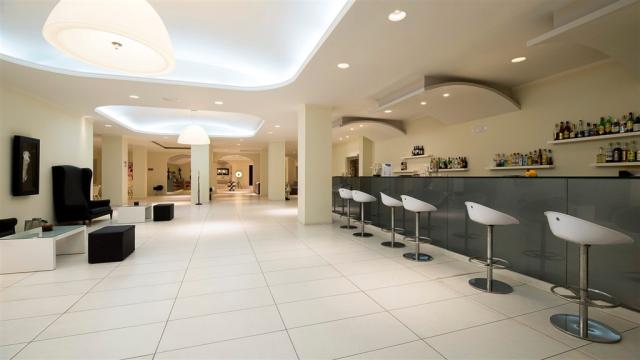 golden-lounge-bar-2-1.jpg