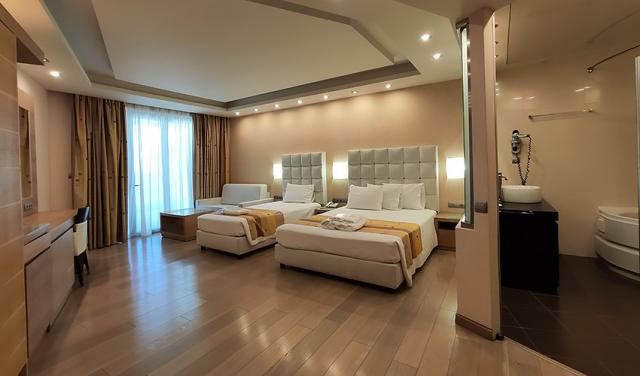 Konstantinos-Palace-18.jpg