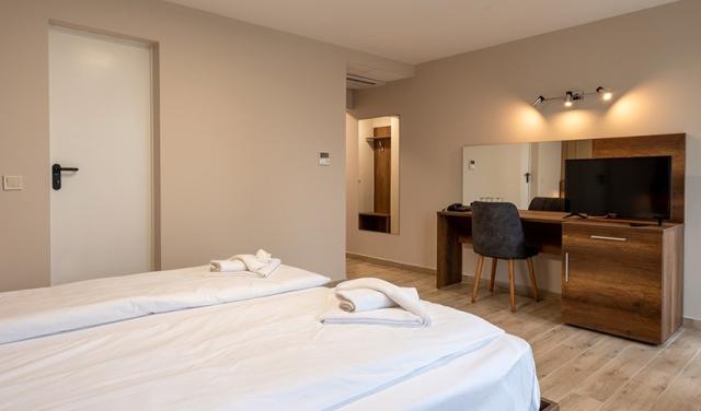 Nelly-Queen-Park-double-room-5.jpg