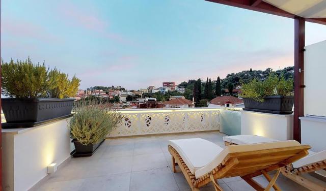 Theros-Stylish-Suites-8.jpg