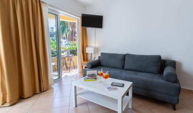 hotel-faedra-beach-12.jpg