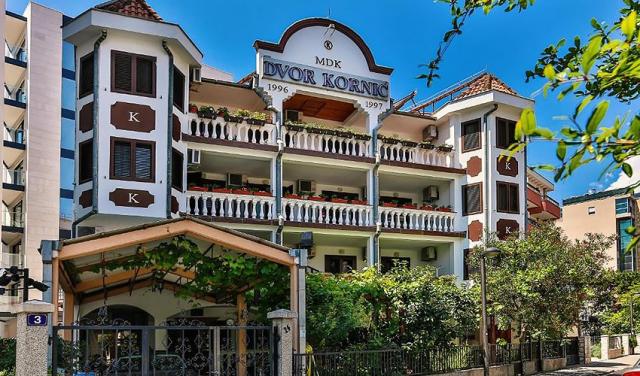 Hotel-Villa-Dvor-Kornic-1.jpg