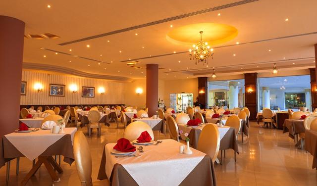 Amwaj-Oyoun-Beach-Resort-Hotel-15.jpg