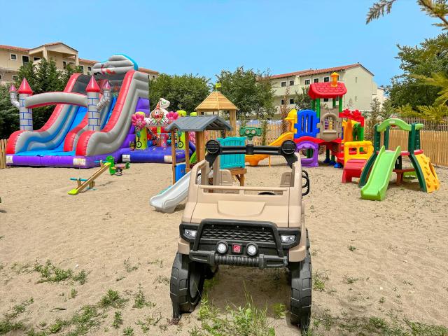 Angela Beach Family Deluxe