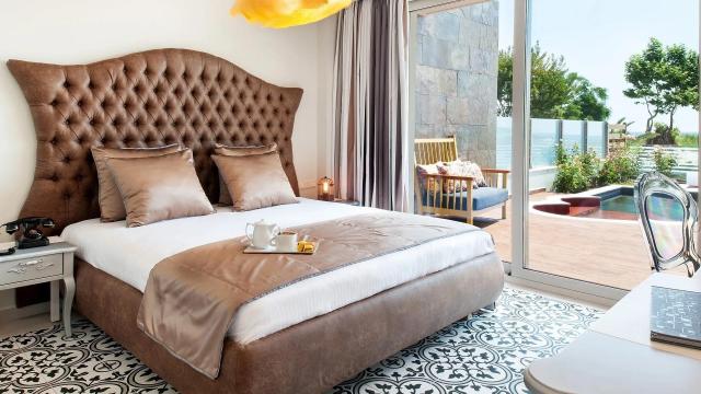 Alexandra Golden Boutique