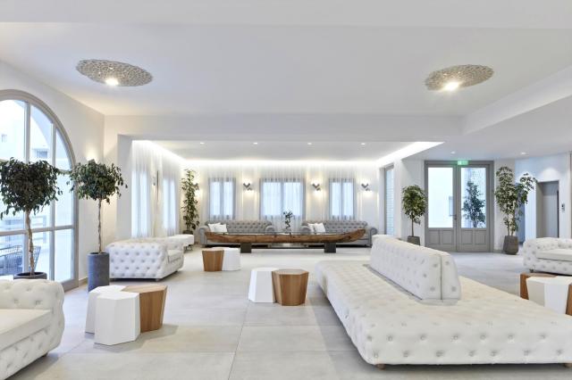 Costa Grand Resort & Spa