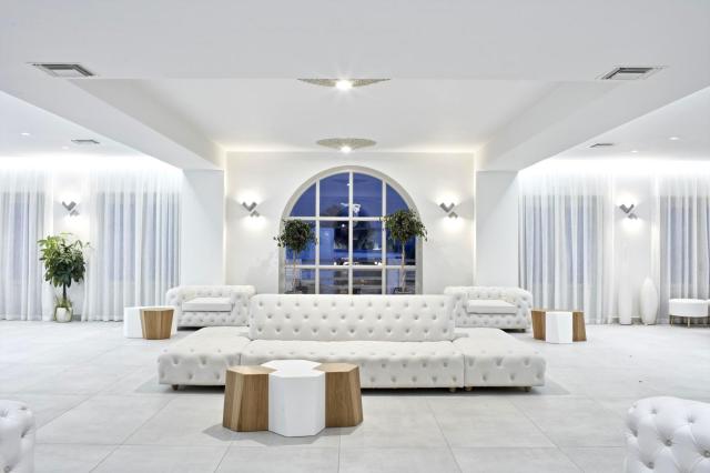 Costa Grand Resort & Spa