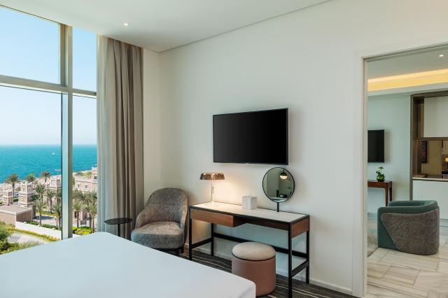 Th8 Palm Dubai Beach Resort