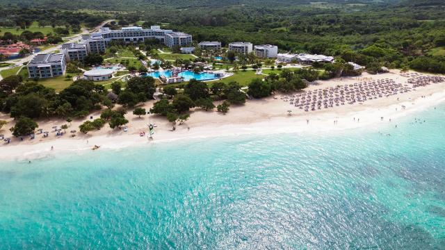 Gran Muthu Almirante Beach
