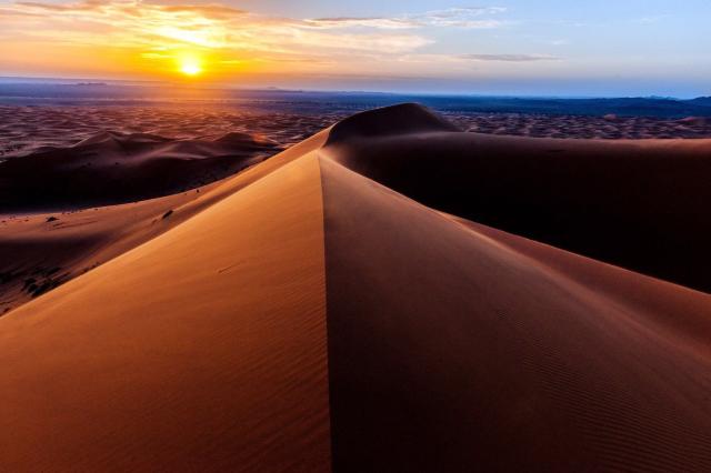 Saharské duny v oblasti Merzouga
