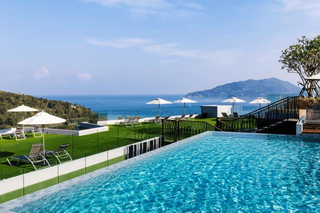 Hotel Crest Resort & Pool Villas Phuket