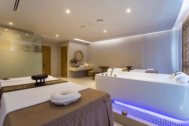 Hotel Crest Resort & Pool Villas Phuket
