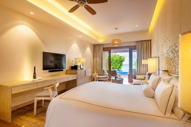 Lily Beach Resort & Spa at Huvahendhoo