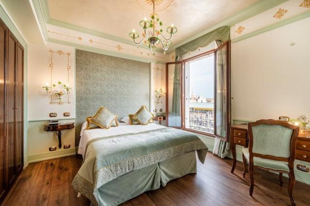 Hotel Monaco & Grand Canal