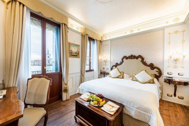 Hotel Monaco & Grand Canal