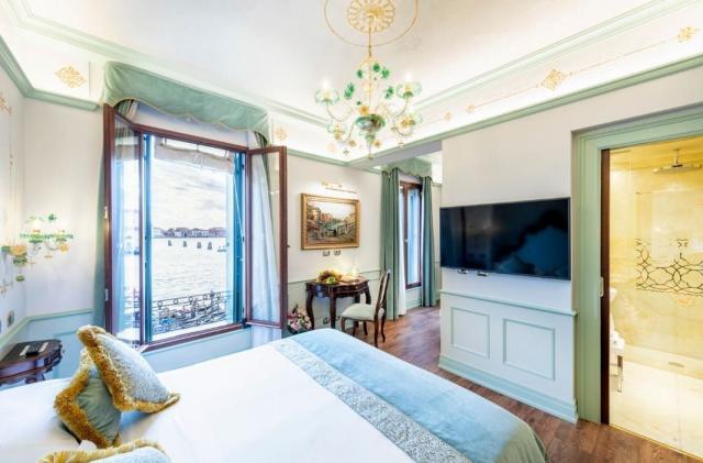 Hotel Monaco & Grand Canal