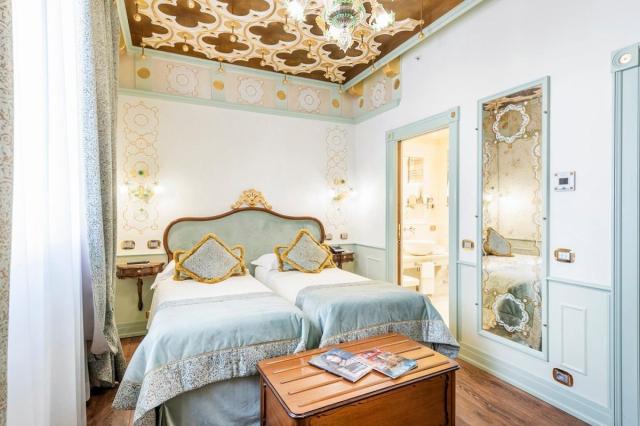 Hotel Monaco & Grand Canal