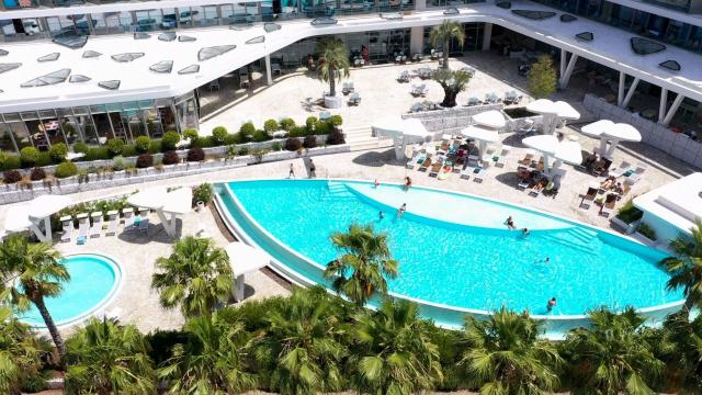 Carine Kumbor Beach Hotel