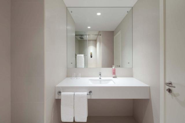 Hotel Rove La Mer Beach