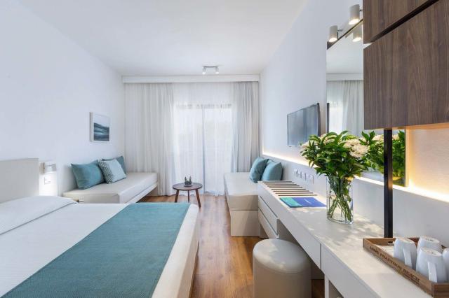 Hotel Louis Phaethon Beach