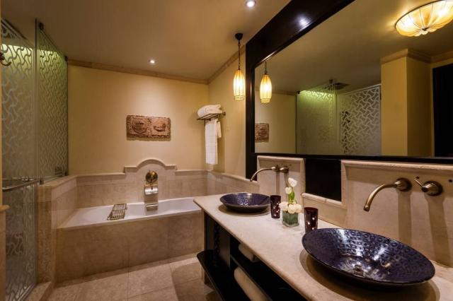Hotel Sharq Village & Spa by Ritz-Carlton