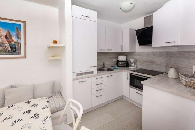 R2 Maryvent Beach Apartment