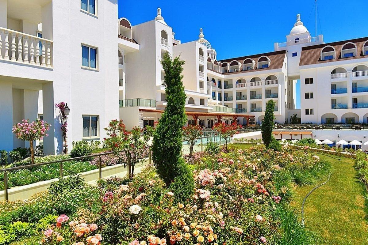 Hotel Side Crown Serenity