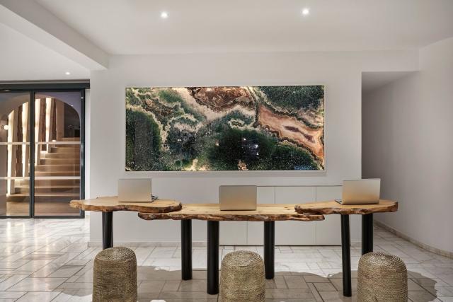 Kouros Hotel And Suites