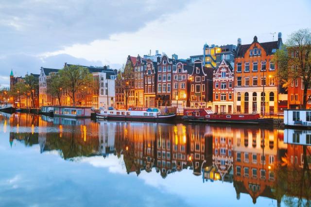 Čtrnáctidenní plavba z Amsterdamu na Island a zpět