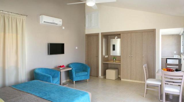 Hotel Makronisos Holiday Village