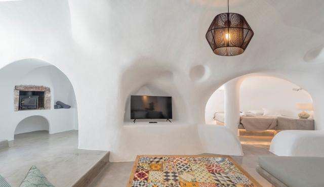 Aqua Serenity Santorini Luxury Suites