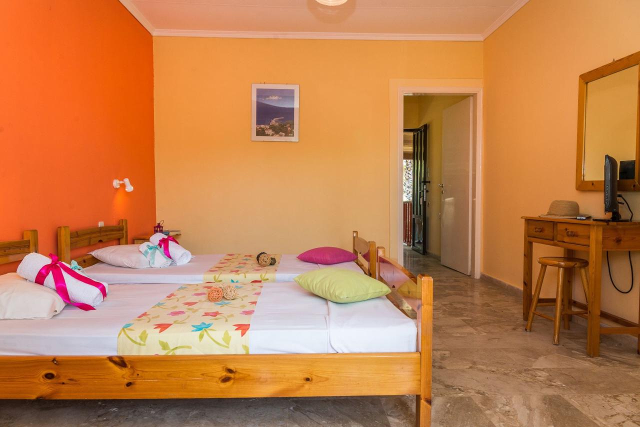Roussas Studios And Apartments