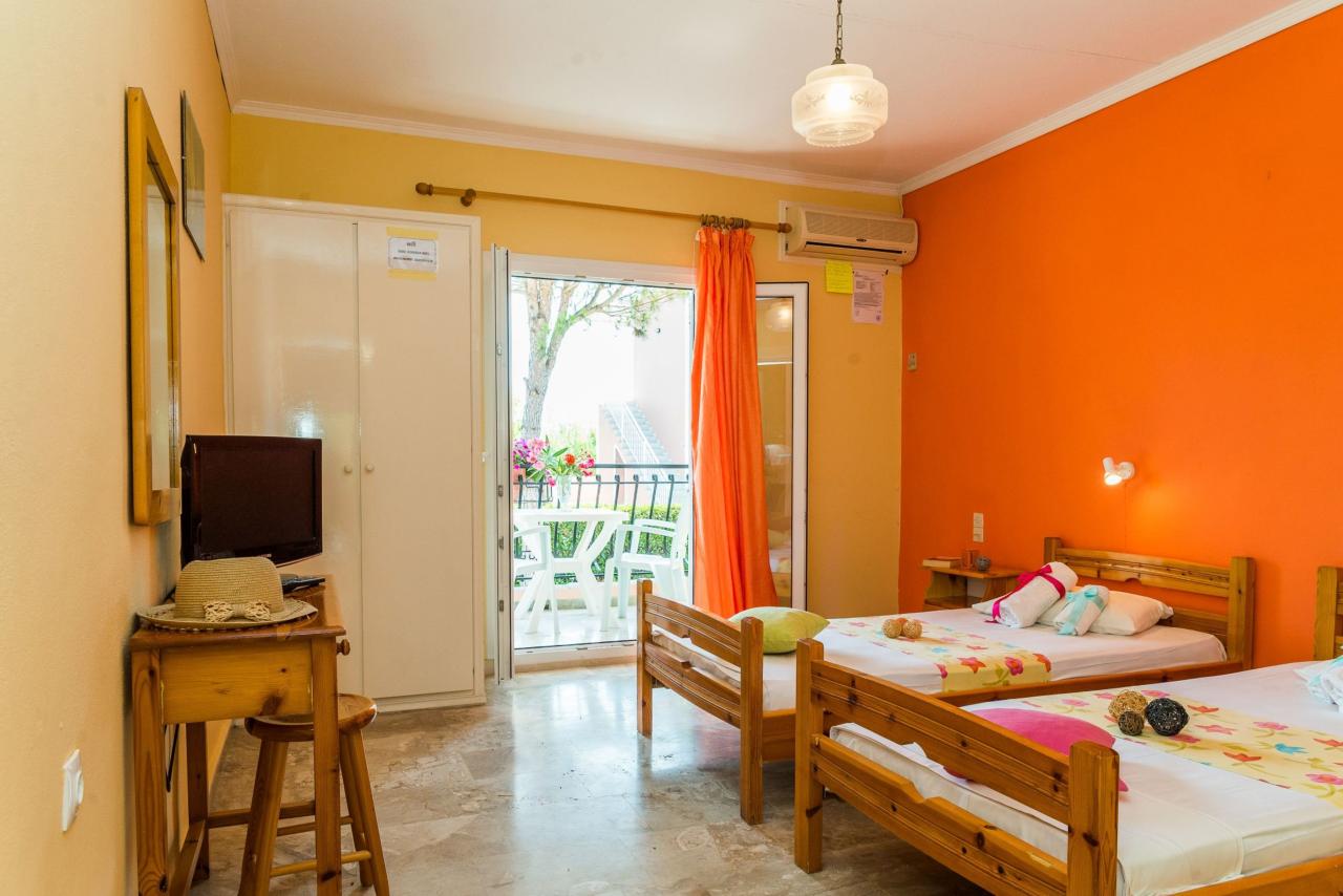 Roussas Studios And Apartments