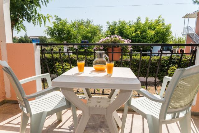 Roussas Studios And Apartments