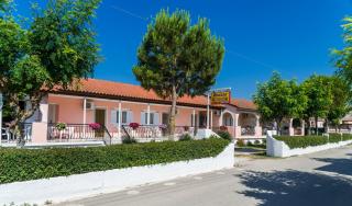 Roussas Studios And Apartments
