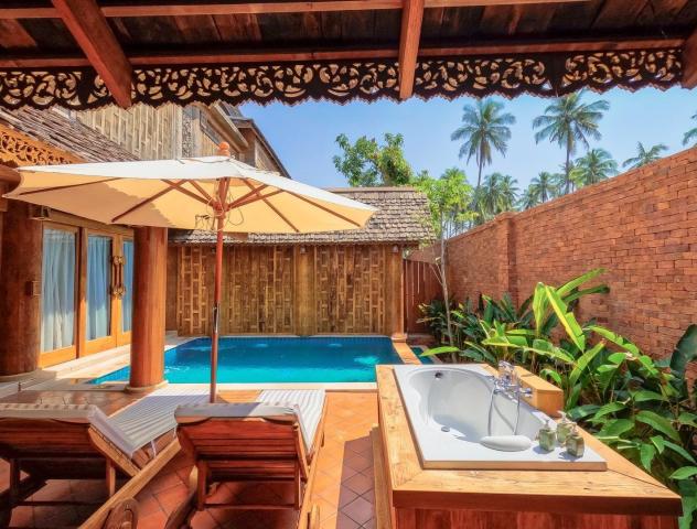 garden pool vila