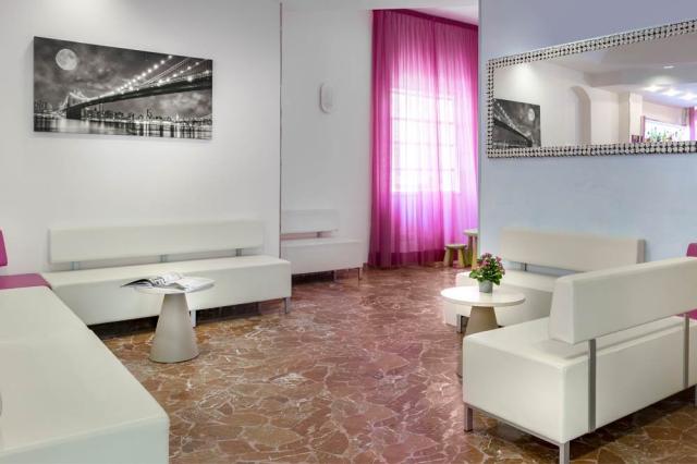 Hotel Tres Jolie
