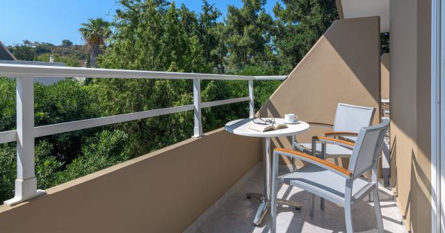 Porto-Angeli-2025-AELOS-FAMILY-ROOM-GARDEN-VIEW-03