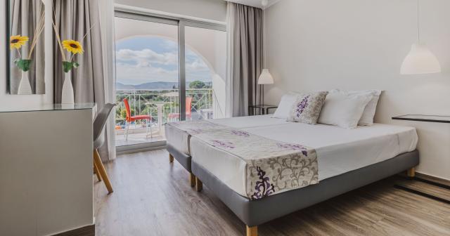 Sunrise-DELUXE-ROOM