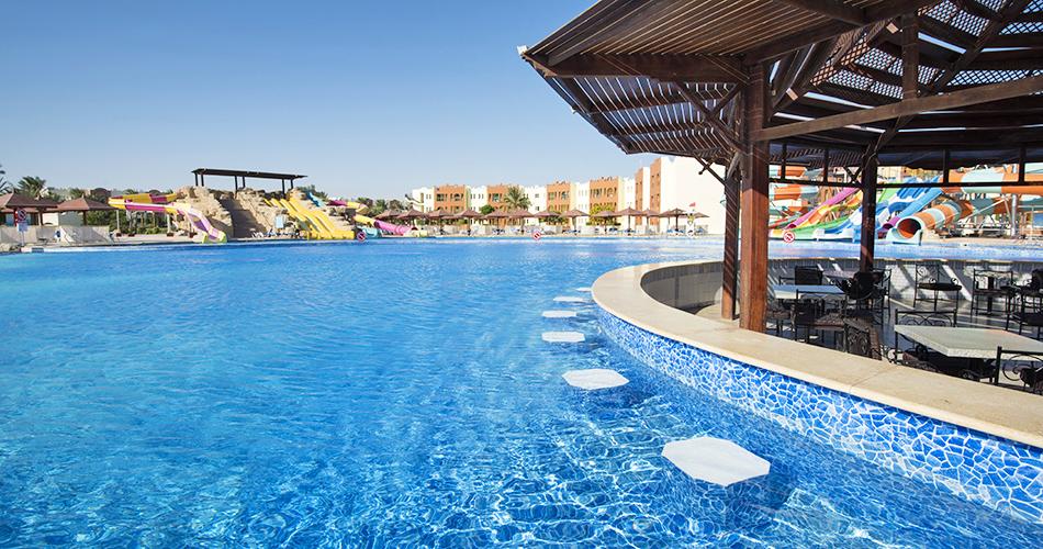 Sunrise-Select-Royal-Makadi-Resort-and-Spa-POOL-BAR-2
