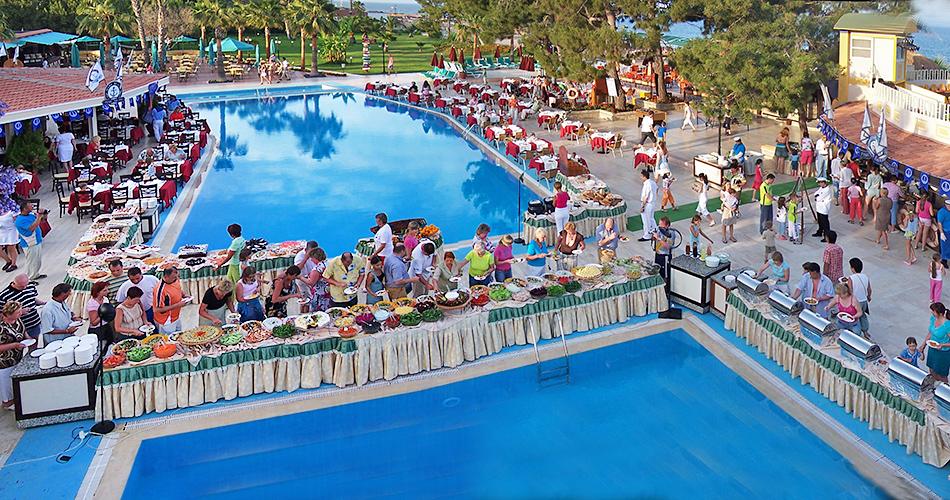 Club-Boran-Mare-Beach-DINNER-BY-THE-POOL