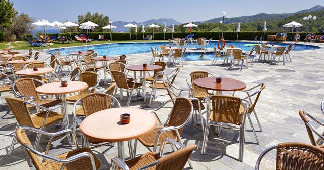 Arion-POOL-SITTING