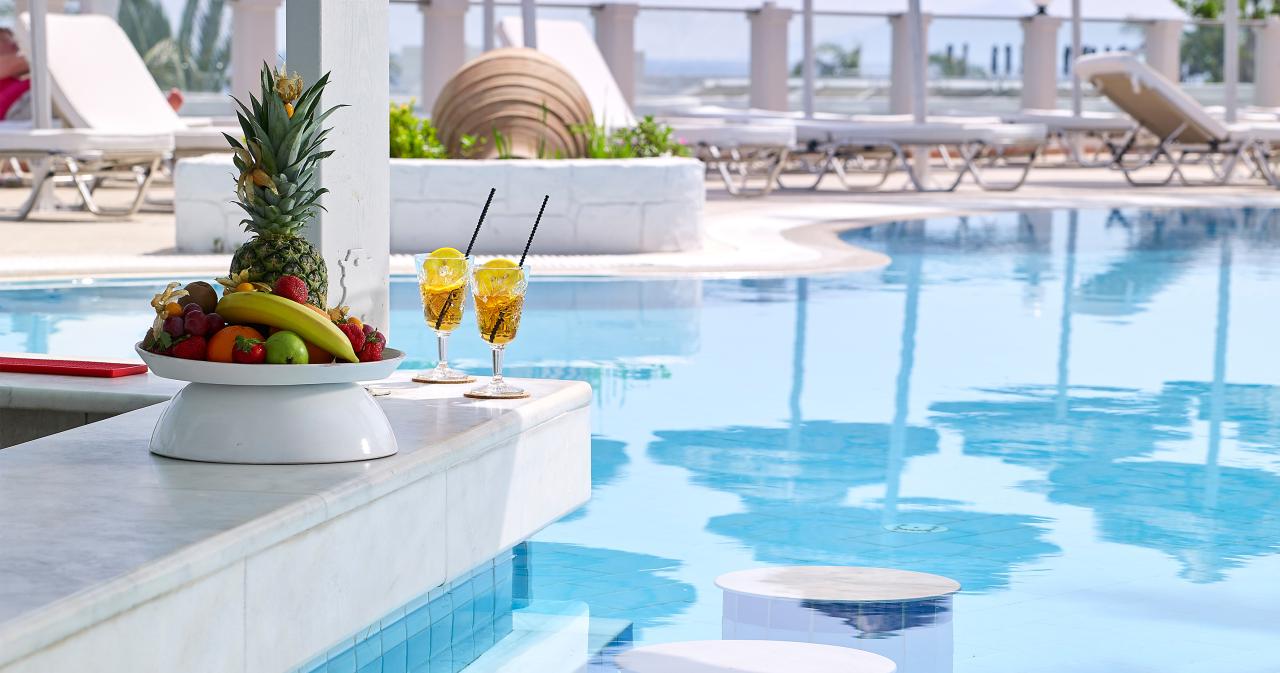 Michelangelo-Resort-Spa-SWIM-UP-BAR-01