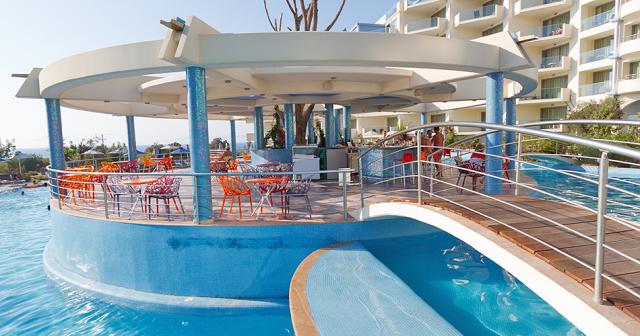 Atrium-Platinum-Luxury-Resort-Hotel-and-Spa-POOL-BAR