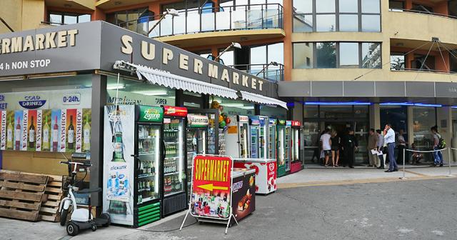 Meridian-SHOPin-FRONT-OF-HOTEL